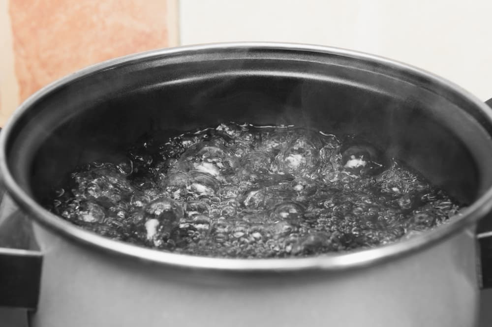 鍋の中の水が沸騰している