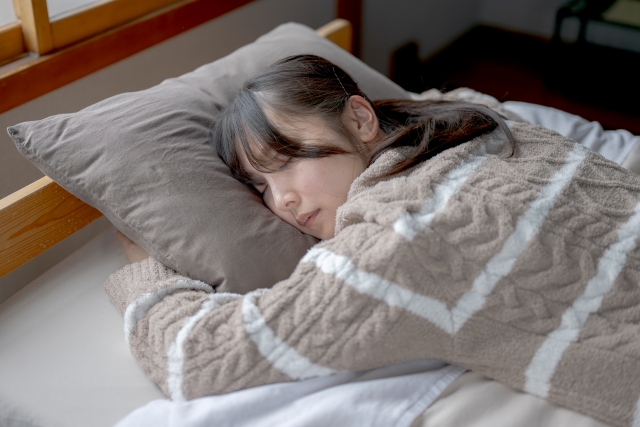 うつ伏せで寝る女性